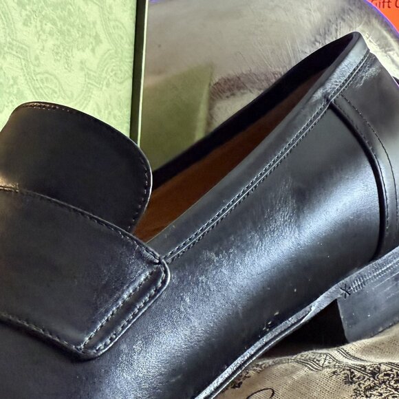Men\'s Gucci Leather Loafer with Silver GG logo accent